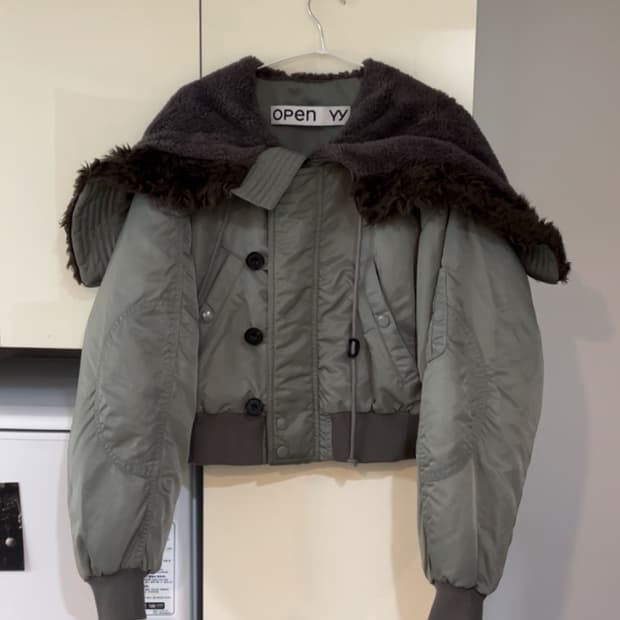 OPEN YY FAUX FUR ZIPPER HOOD MA1 - KHAKI | 후루츠패밀리