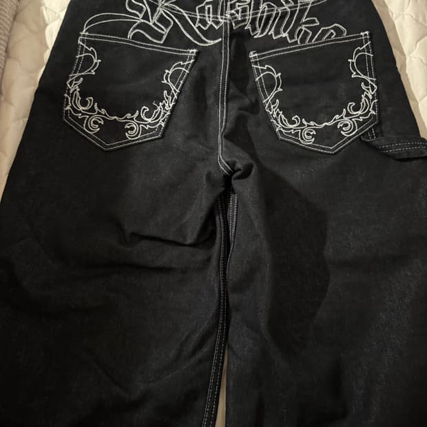 KASHIKO EMBROIED NONFADE DENIM PANTS 카시코 | 후루츠패밀리