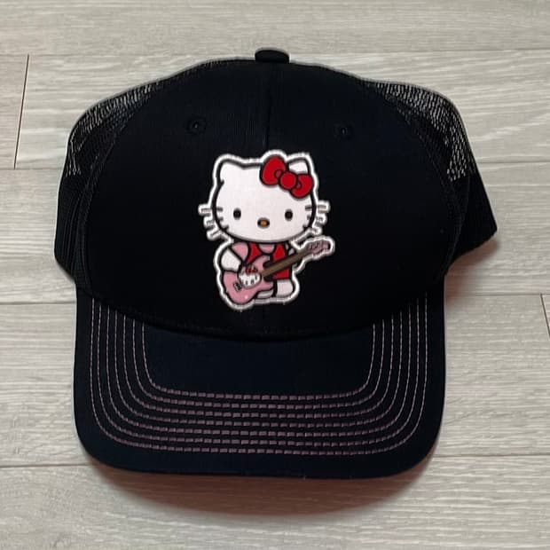 OPEN YY x Hello Kitty Trucker Cap Black | 후루츠패밀리